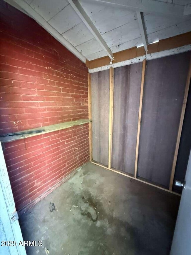 Building Photo - 806 E 7th St