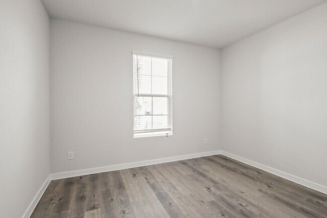 Building Photo - 496 Shoreview Dr