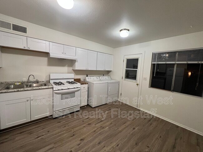 Building Photo - 2219 E Dortha Ave