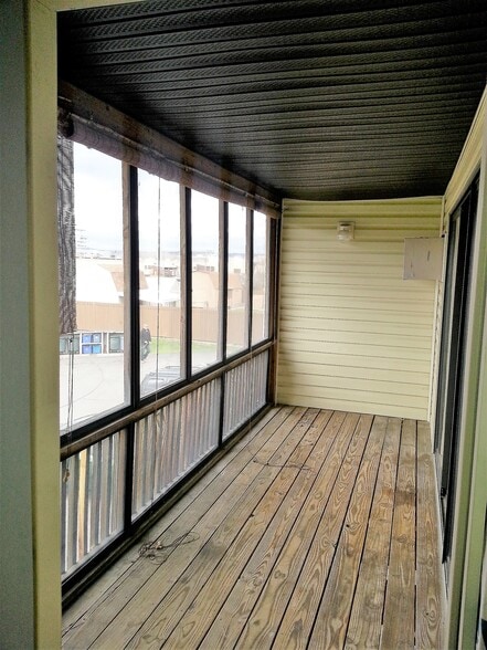 Screened in Porch - 4011 Rockwell Ave