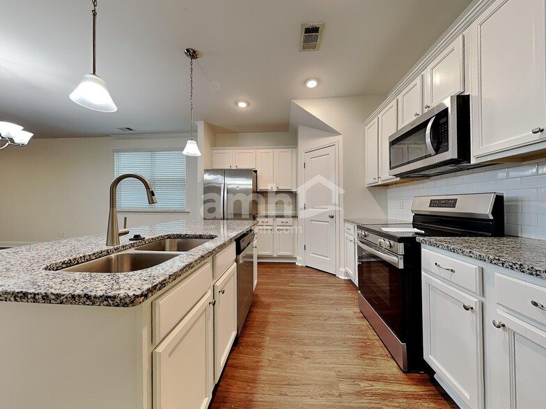 Building Photo - 16 Cherry St