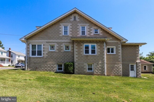 Building Photo - 1321 Maple Ave