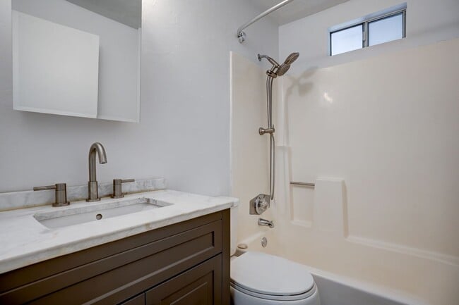 Building Photo - 2 Bedroom, 1 Bath Home For Rent in Diamond Valley!