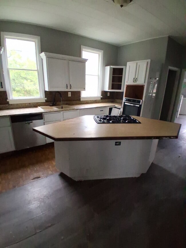 Building Photo - 512 Fairholm Ave