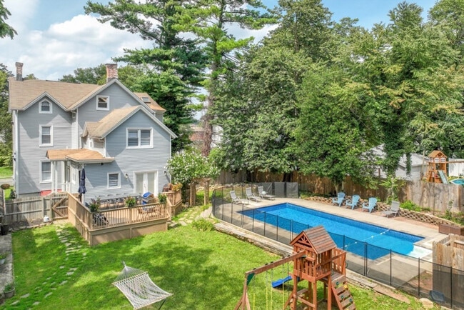 Building Photo - 139 W 4th Ave