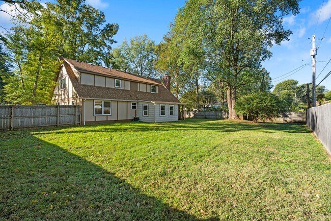 Building Photo - 3 Bedroom | 2.5 Bathroom | 2 Car Garage | Springfield MO | Fenced Back Yard | 2 Living Areas | Qu...