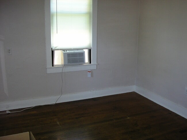 Building Photo - 1635 Sharon Dr