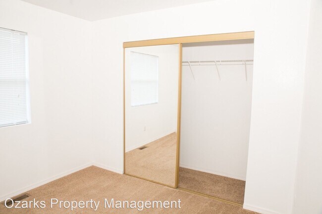 Building Photo - 2 br, 1 bath House - 401 RED MAPLE