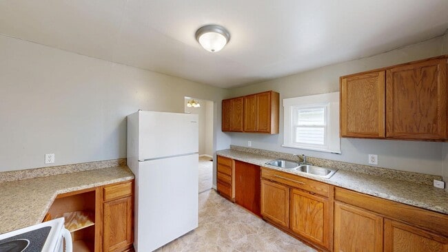 Building Photo - Spacious 3 Bedroom Home for Rent Near Downtown Toledo