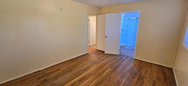 Building Photo - Stunning 4-bedroom 2 bath home