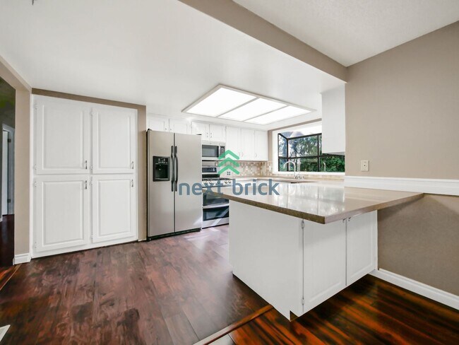 Building Photo - 5 Bed and 3 Bath Single-family Home Availa...