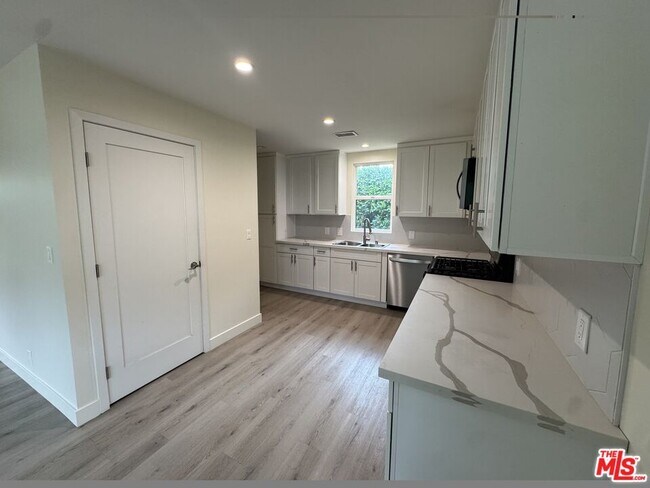 Building Photo - 3116 W 81st St