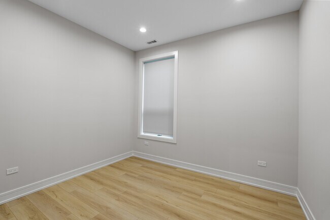 Building Photo - 5000 S Prairie Ave
