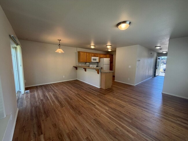 Building Photo - 3 Bedroom 2.5 Bath Two Story Duplex