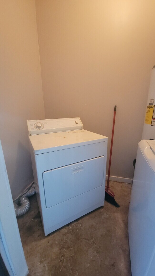 Building Photo - " 2-Bedroom Retreat in Huntsville – Cozy 803 Sq Ft Haven on Foster Ave!"