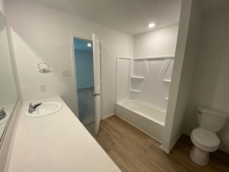 Building Photo - 5501 Lavender Dr