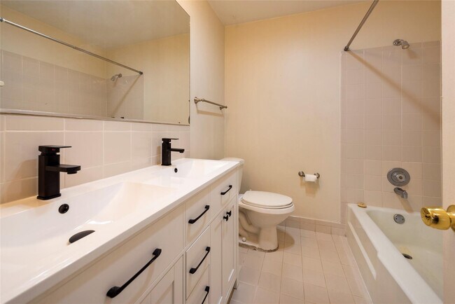 Building Photo - 930 Mandarin Is
