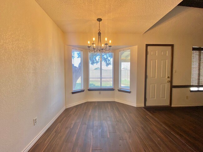 Building Photo - Pre leasing now for 4/01 move in.