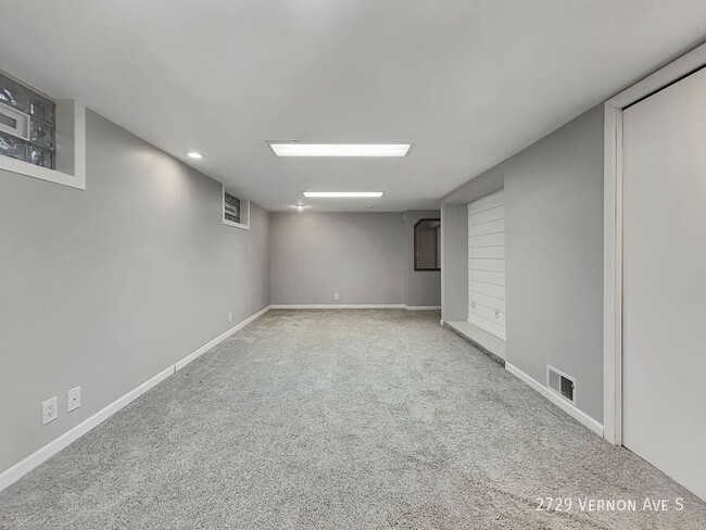 Building Photo - 2br 1ba 1cg ~ Security Deposit Free Altern...