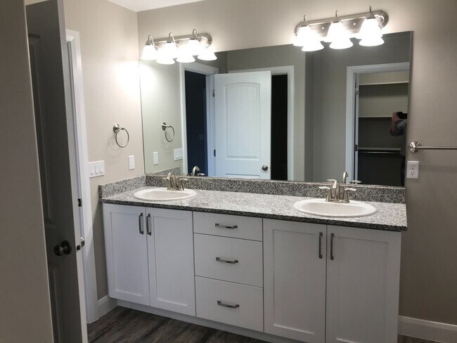 Building Photo - Like New Townhouse in St. George!