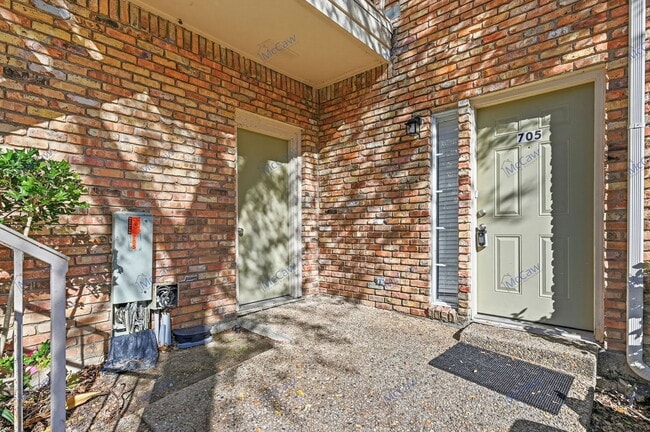 Building Photo - 7151 Gaston Ave