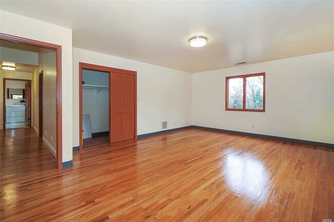 Building Photo - 242 Store Hill Rd