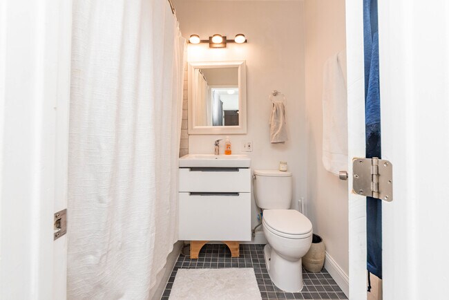 Building Photo - 1750 N Wells St