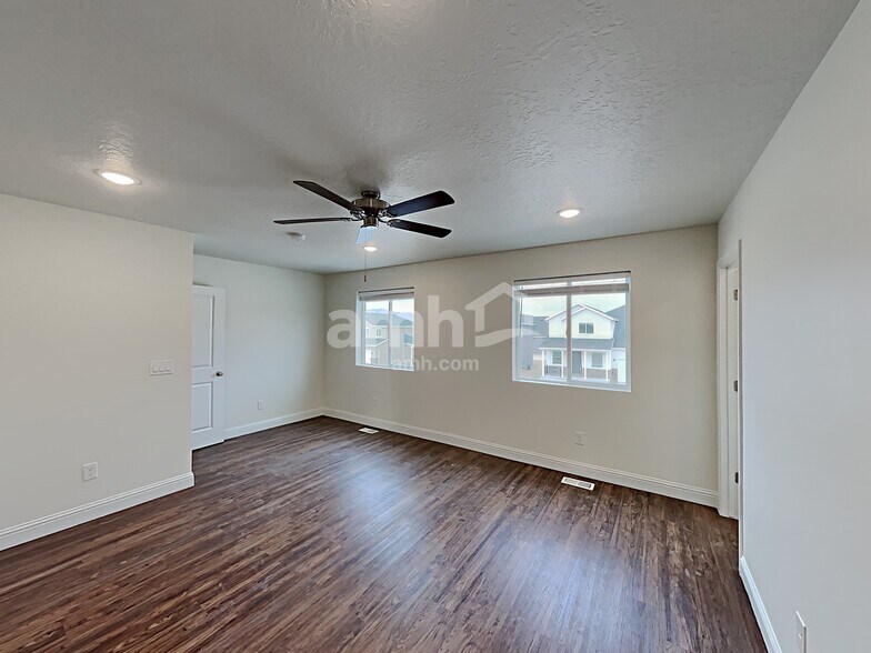 Building Photo - 2434 E Buckskin Way