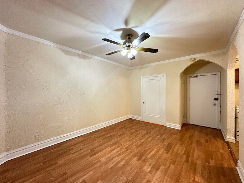 Building Photo - 4832 N Damen Ave