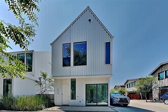 Building Photo - 904 Blackland Ct