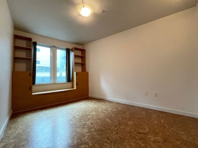 Building Photo - Fantastic Condo in NW Portland with Washer...