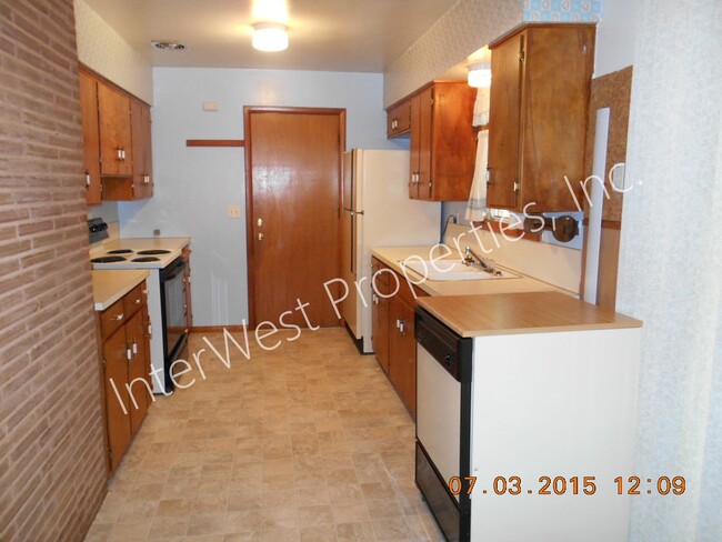 Building Photo - 3 Bedroom Ranch Style on Cul De Saq with Fenced Yard, Wood Stove & Garage!