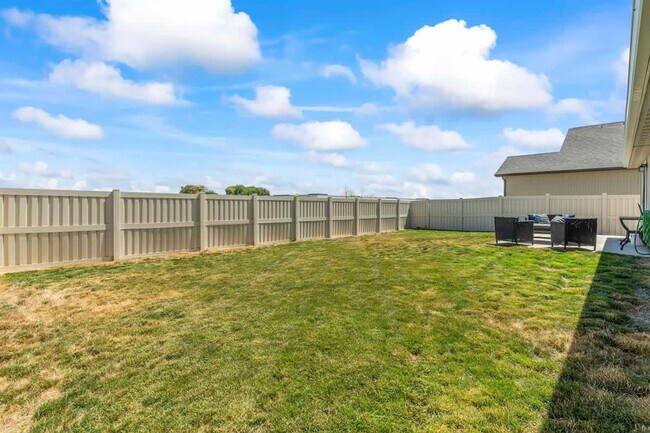 Building Photo - 216 Cliff Swallow Ave