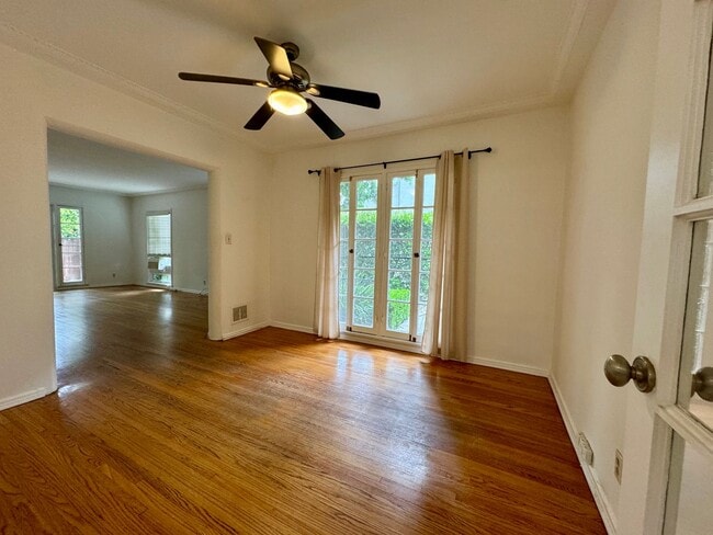 Building Photo - Charming Large 1 Bed with a Huge Private Yard