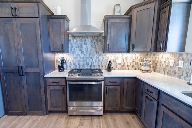 Building Photo - 2428 Sunshine Dr