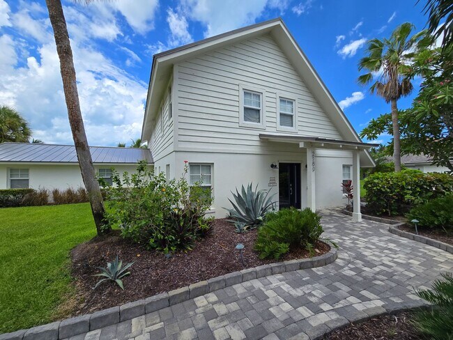 Building Photo - SEASONAL RENTAL - Luxury by the Beach!
