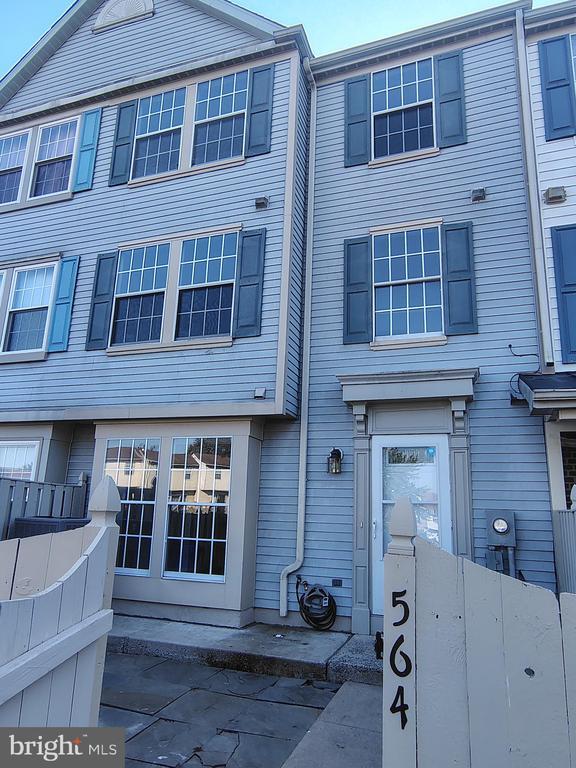 Building Photo - 564 Hollyberry Way