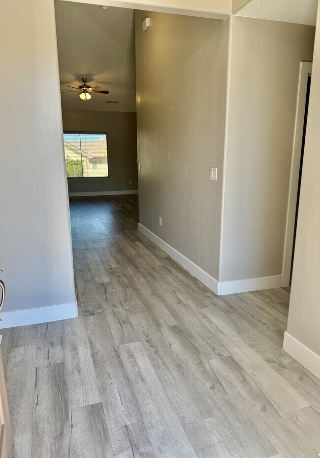 Building Photo - 2261 S Tonaquint Dr