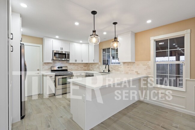 Building Photo - Stunning Remodeled Roseville Home on corne...