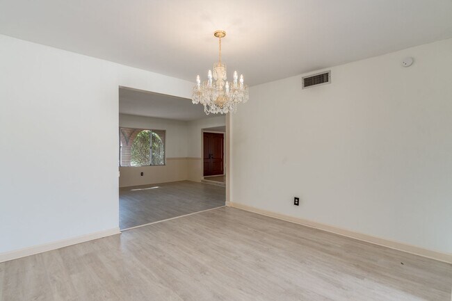 Building Photo - Great East Side Location 4 Bed/2 Bath Home