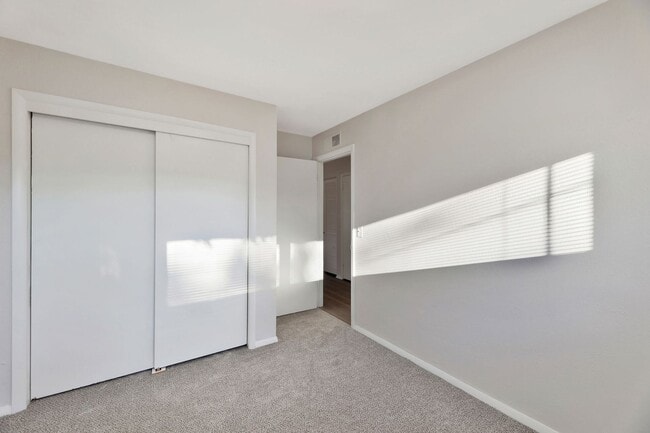 Building Photo - 6020 N E Pk Vw Dr