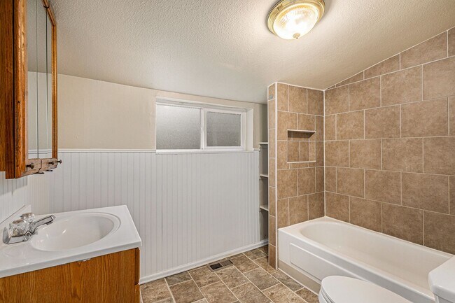 Building Photo - Single Family home, 2 Beds 1 Bath close to...