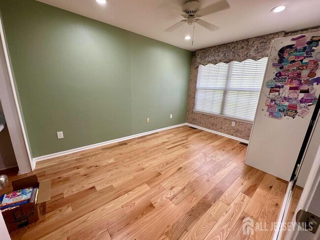 Building Photo - 1304 Dahlia Cir