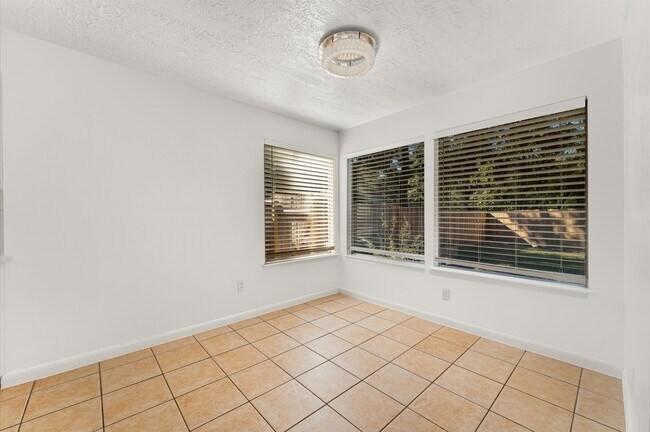 Building Photo - 33 Crystal Lake Ln