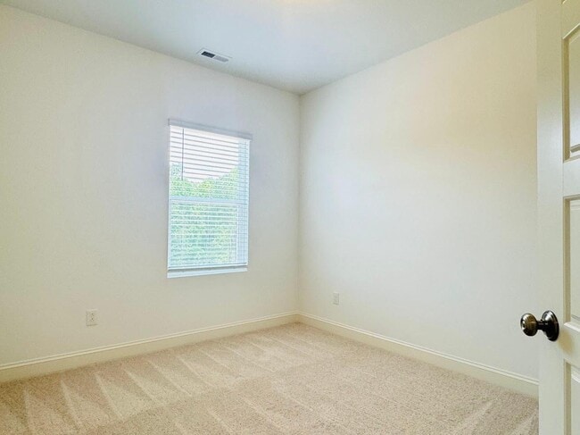 Building Photo - 4 Bedroom Townhome 2 Car garage - Wake Forest