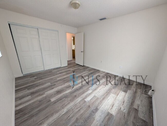 Building Photo - 3/1 over 1000sf home with New flooring, FRESH paint, open floorplan!!