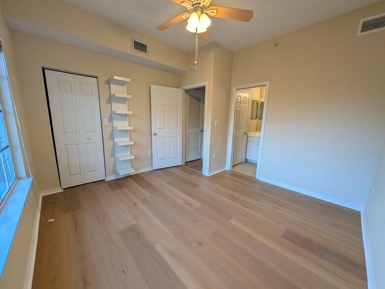 Second bedroom with ensuite bathroom - 5218 Hampton Beach Pl