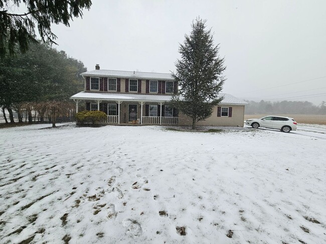 Building Photo - 3 Bedroom 2.5 Bath Home with Fenced in Yard