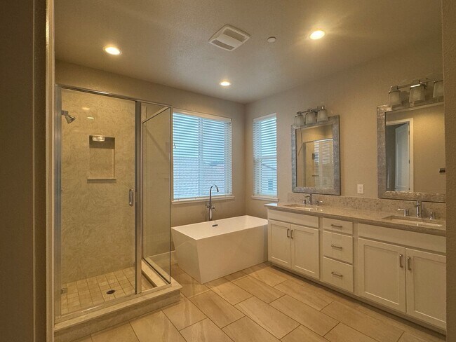 Building Photo - Fountaingrove 4 bedroom beauty