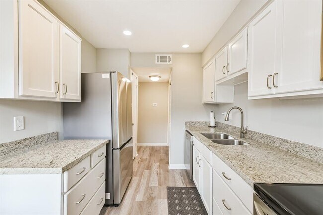 Building Photo - 1352 Country Pl Dr